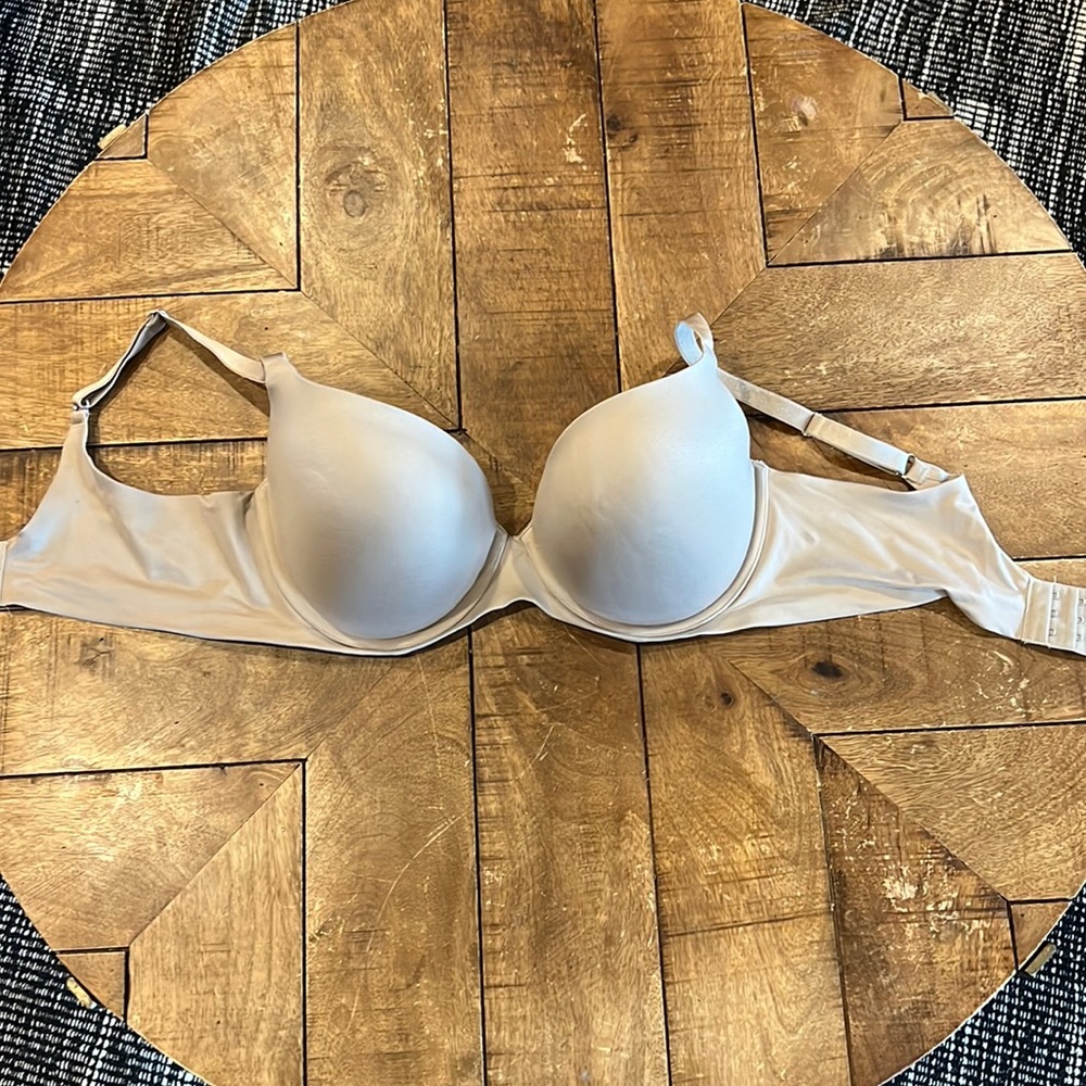 Aerie 36DD bra. Normal padding with a little uplift.